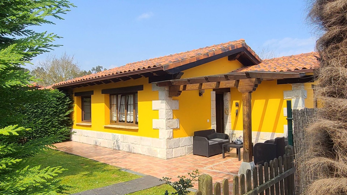 Bricia Cottage | Full yellow apartment in Llanes