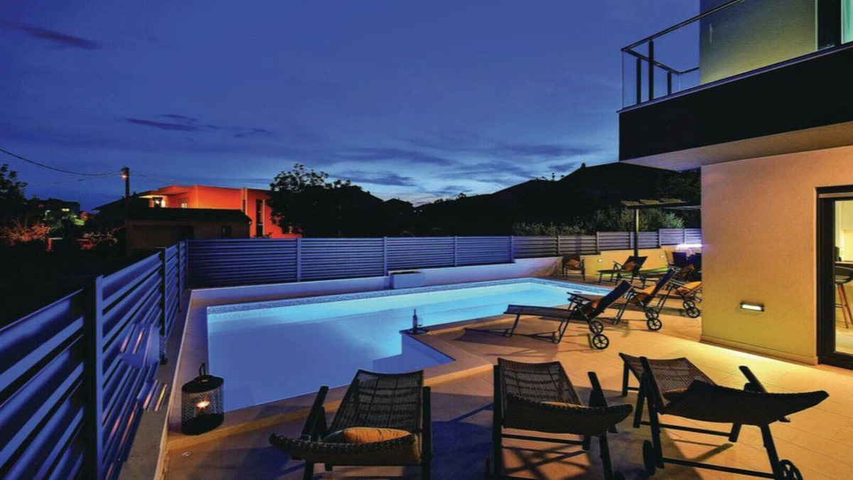 Kastel Novi House | Fully equiped home with 8 bedrooms and private HEATED pool. 300m from the beach
