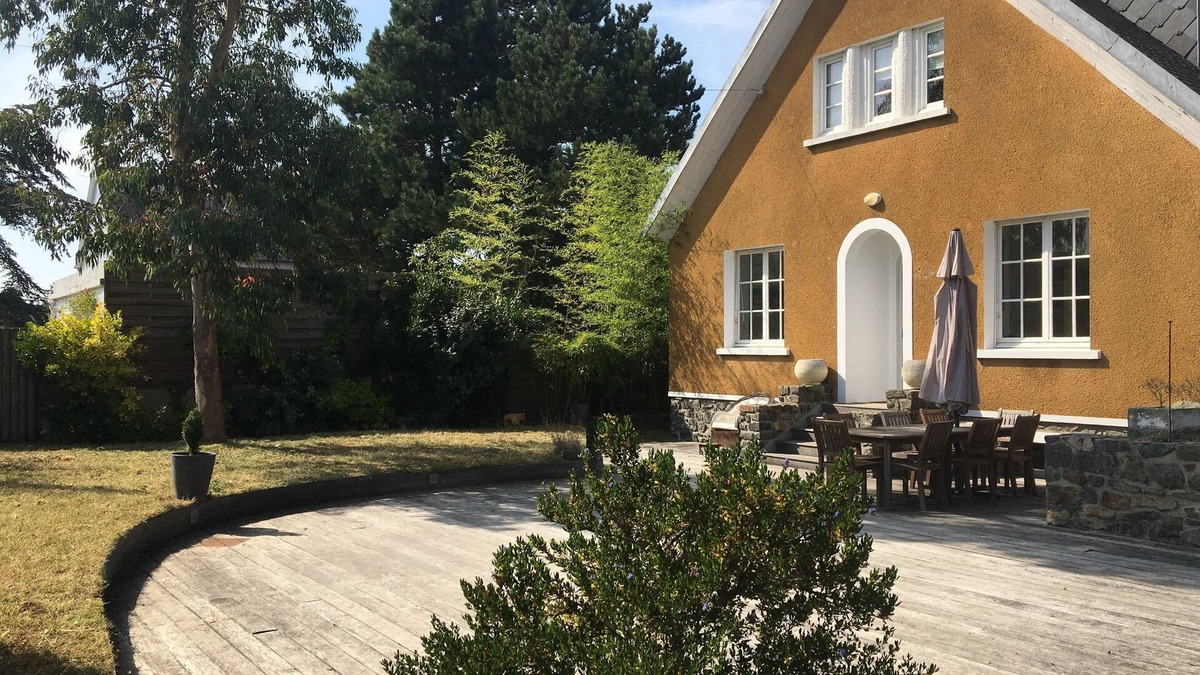 Manche Villa | Fully equipped seaside villa (bikes, books, games etc.) and cottage