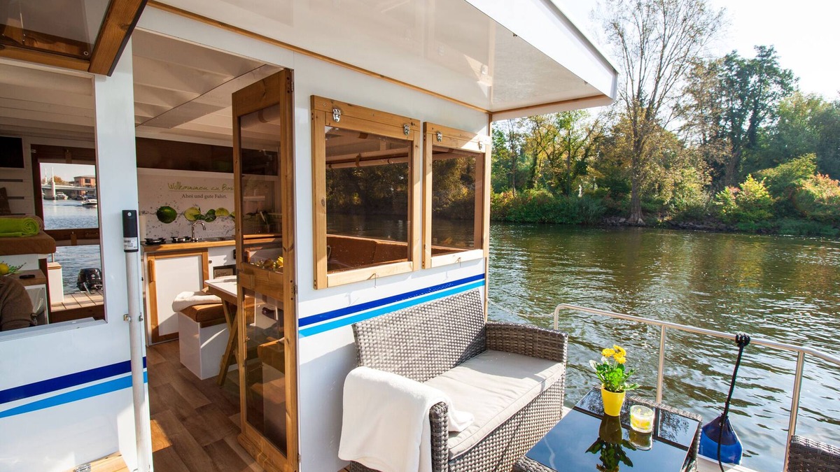 Priepert Boat Rental | Fully-Equipped Boat 'Lisa' with Terraces