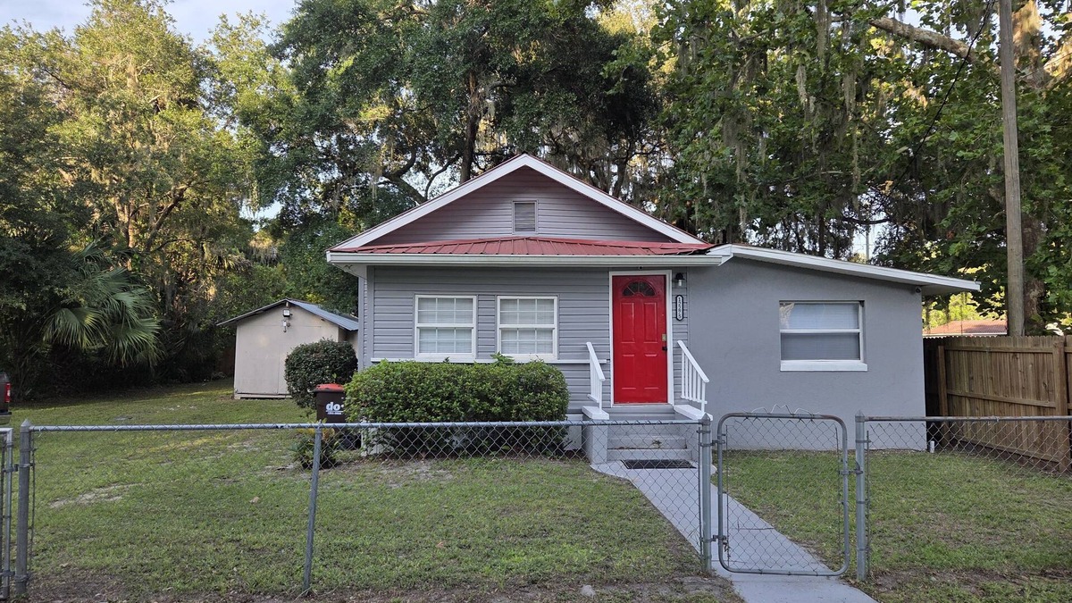 Candler House | Fully Equipped Cottage, Right Next to Lake Weir