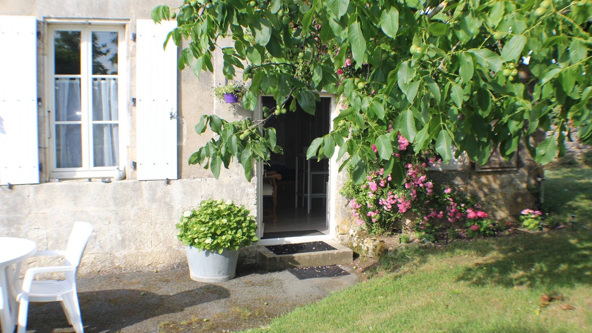 Saint-Savinien Apartment | Fully-equipped studio with swimming pool in a quiet location 2 minutes from amenities.