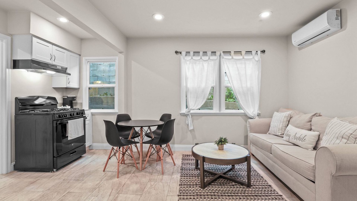 Inglewood House | Fully Furnished 1BR Near Prime LA Spot - Perfect for a getaway
