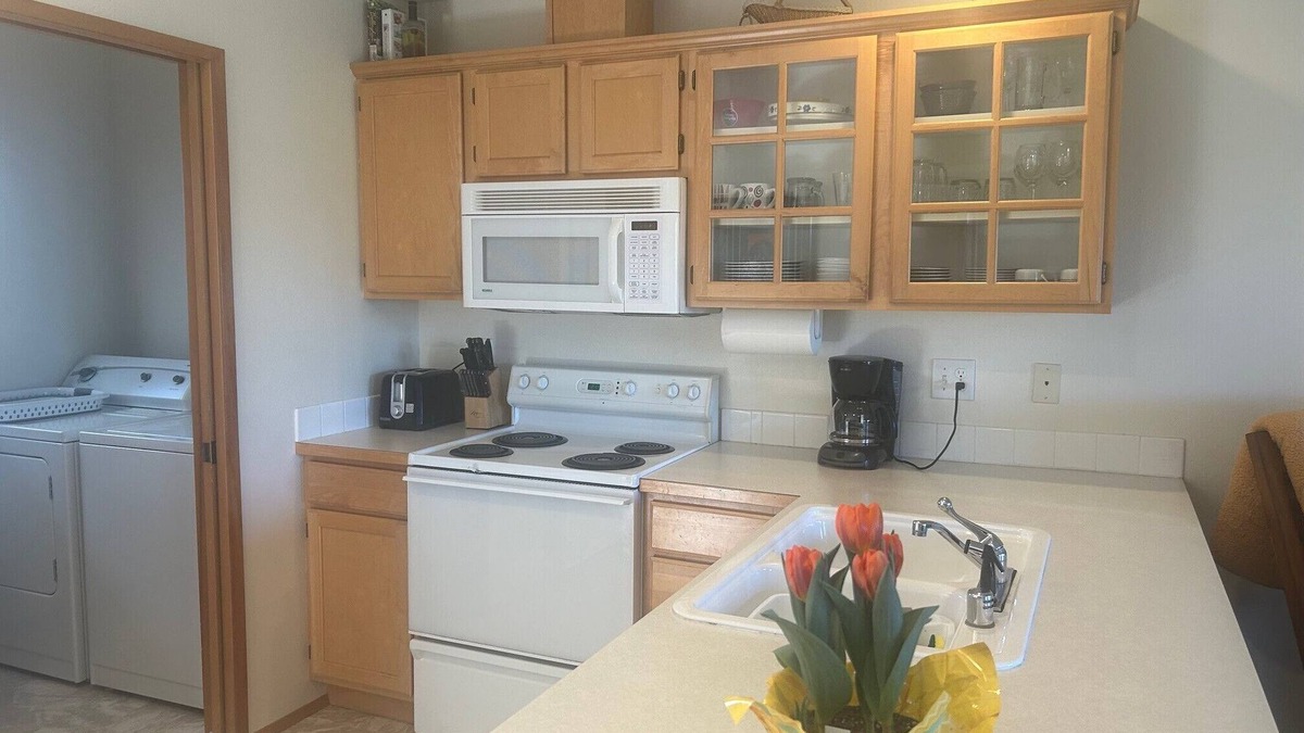 Lynden Condo | Fully Furnished 2 Bedroom Condo - Pet Friendly! 30 Day Minimum Stay Required.