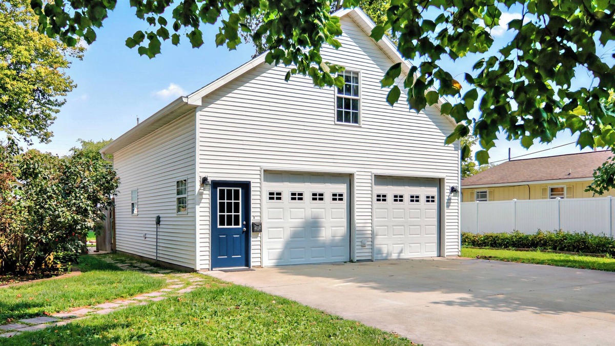 Lincoln Apartment | Fully Furnished Detached Garage Apartment Near Downtown Lincoln