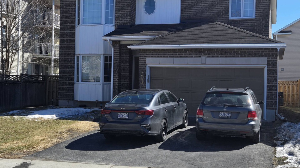 Ottawa Division House | Fully furnished house in Ottawa's Barrhaven Neighbourhood. Pool table