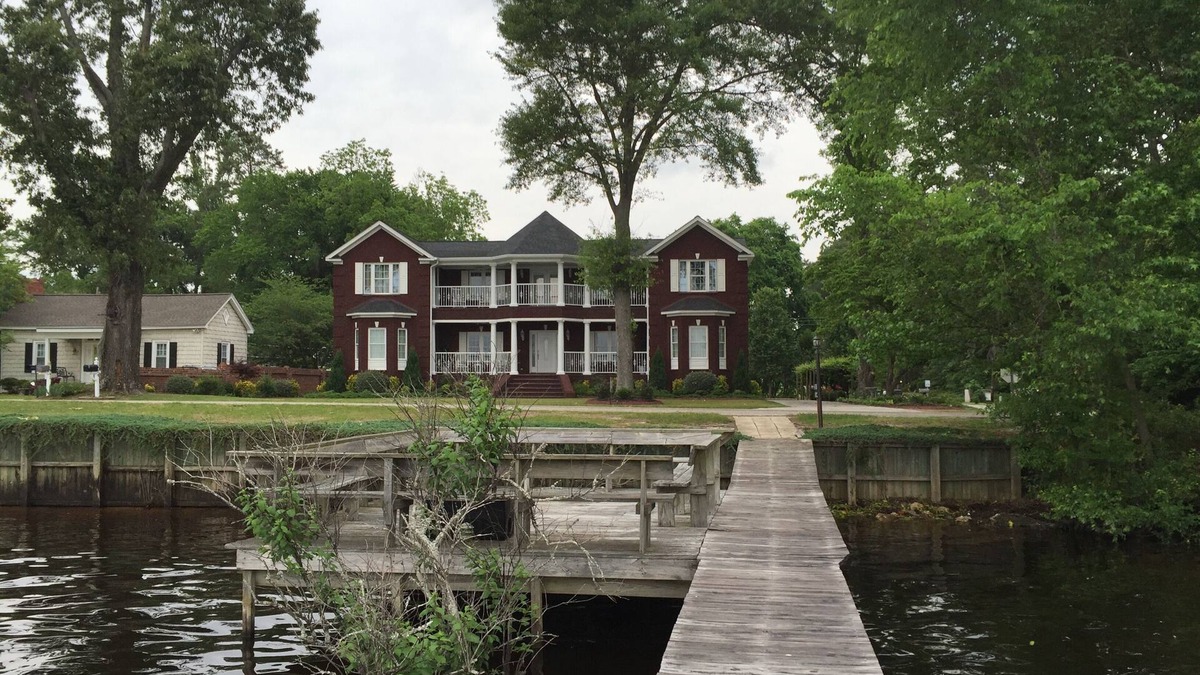 Lake Waccamaw House | Fully Furnished Upstairs, Equipped Kitchen, Private Pier, Generac Generator