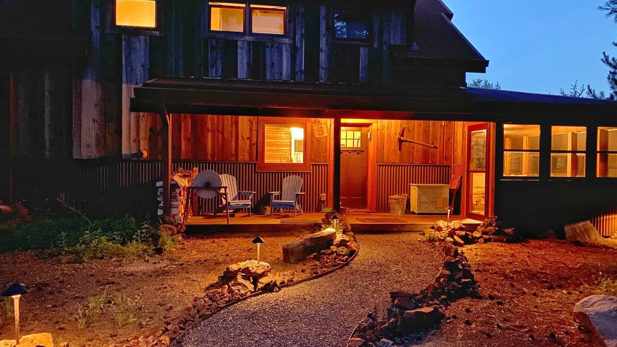Biwabik House | Fully modernized historic log cabin near Giants Ridge