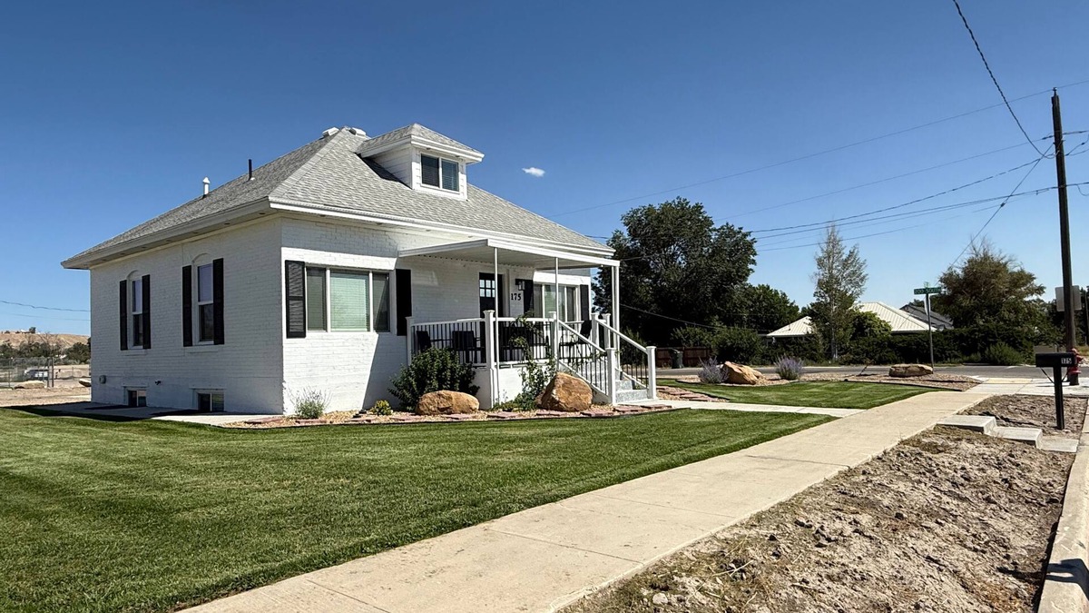 Price House | Fully Remodeled Downtown Gem Modern Comfort 3 Bedroom Sleeps 8 Plenty of Parking