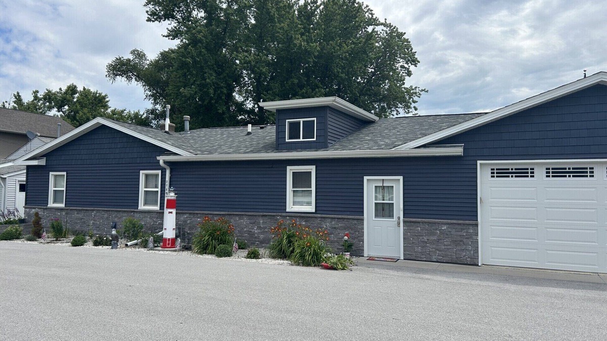 Scott County House | Fully Remodeled Riverfront home with private ramp and dock on Mississippi River