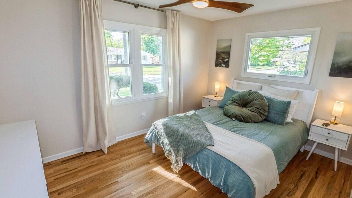 Urbandale House | Fully-Renovated 3 BR near DSM! Work travel & Family Friendly.