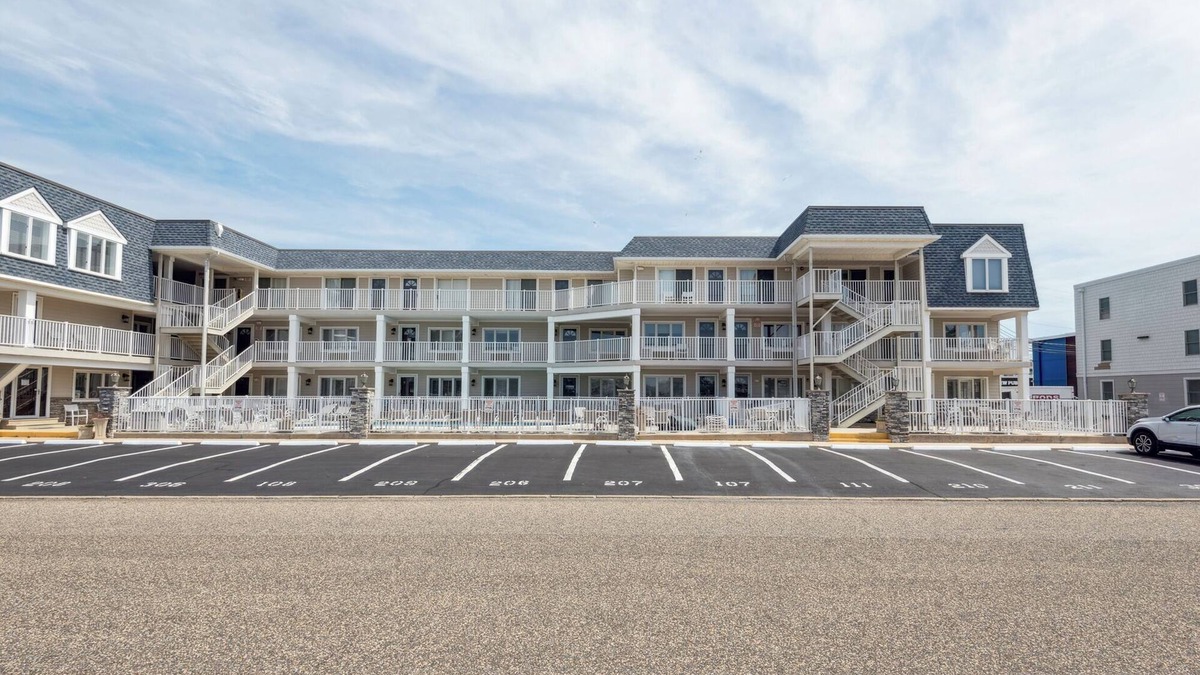 Avalon Condo | FULLY RENOVATED BEACH BLOCK condominium