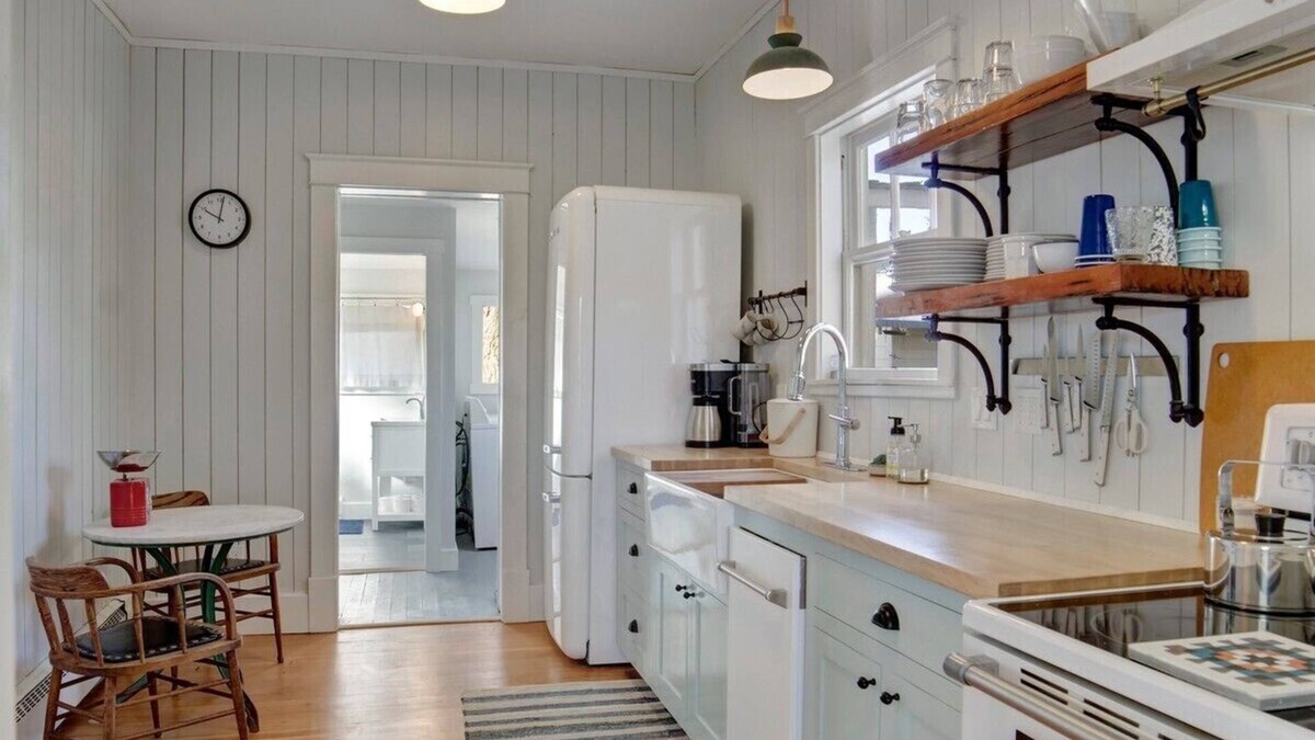 Montrose House | Fully Renovated Historic 1920's Bungalow on 1-acre/Pet Friendly!