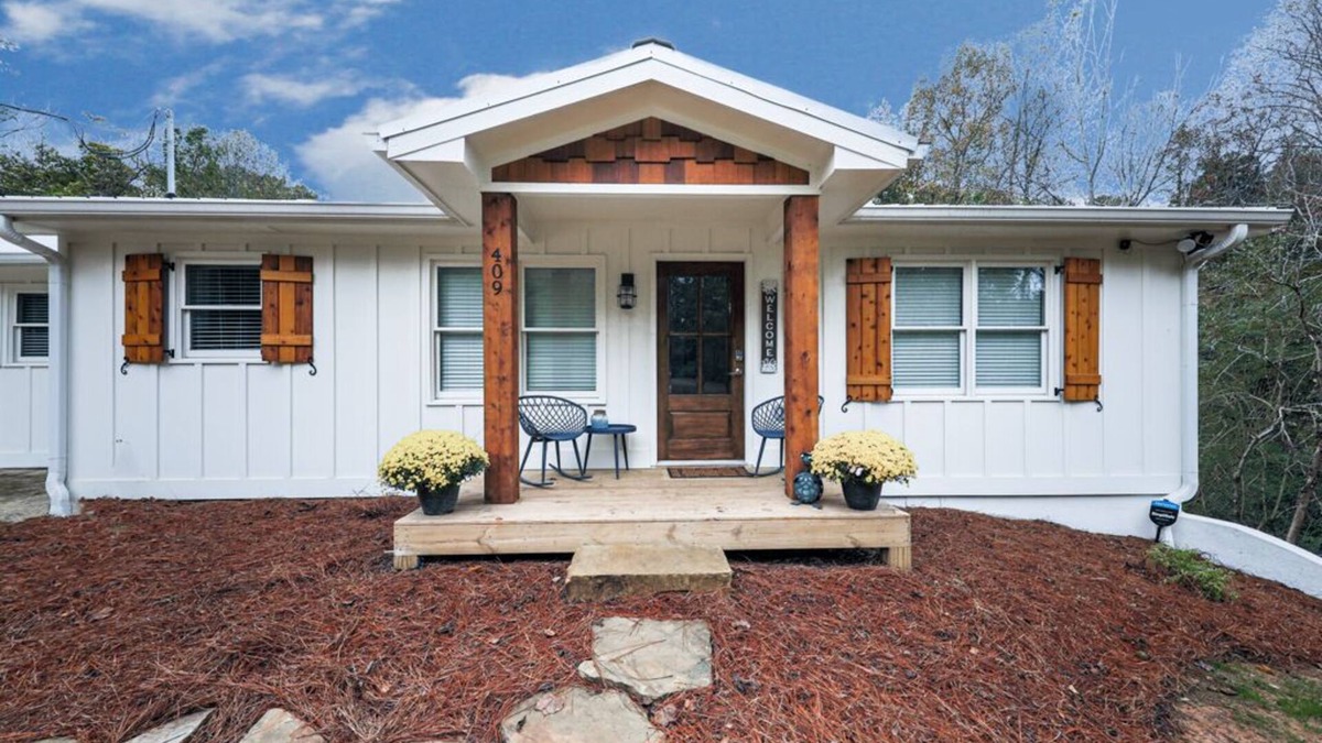 Ball Ground House | Fully Renovated Ranch Home 1/2 mi from Charming downtown Ball Ground