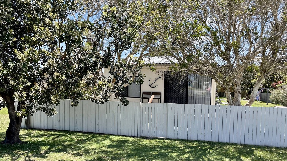 Brooms Head House | Fully renovated traditional beach cottage opposite ocean
