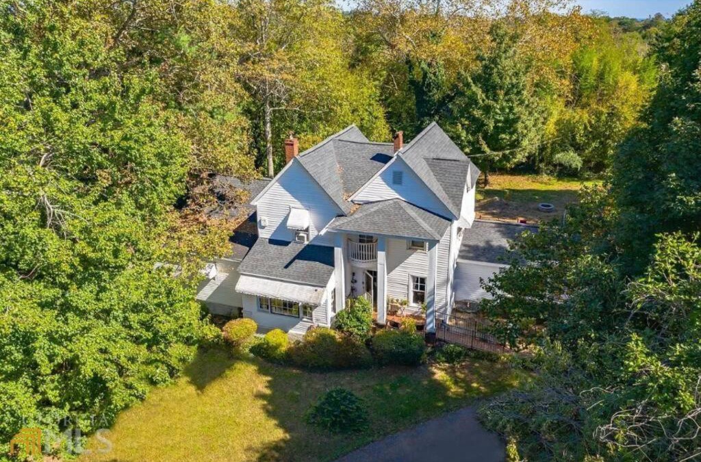 Baldwin House | Fully Restored Country Manor