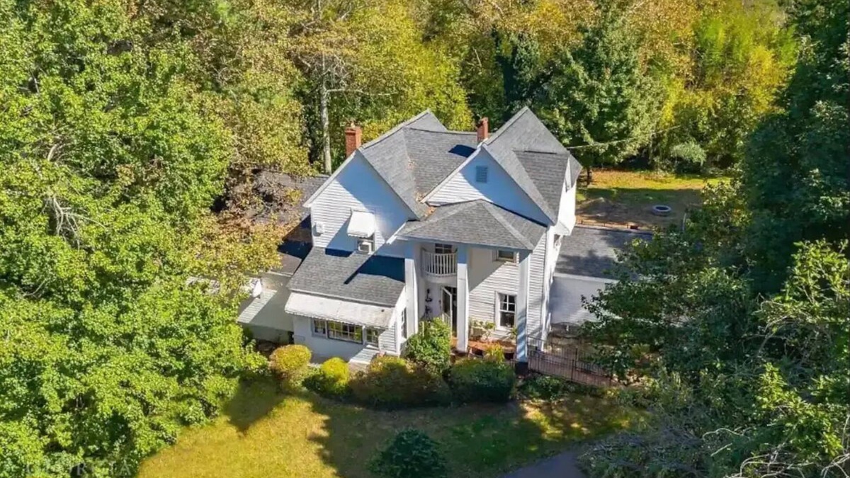 Baldwin House | Fully Restored Country Manor