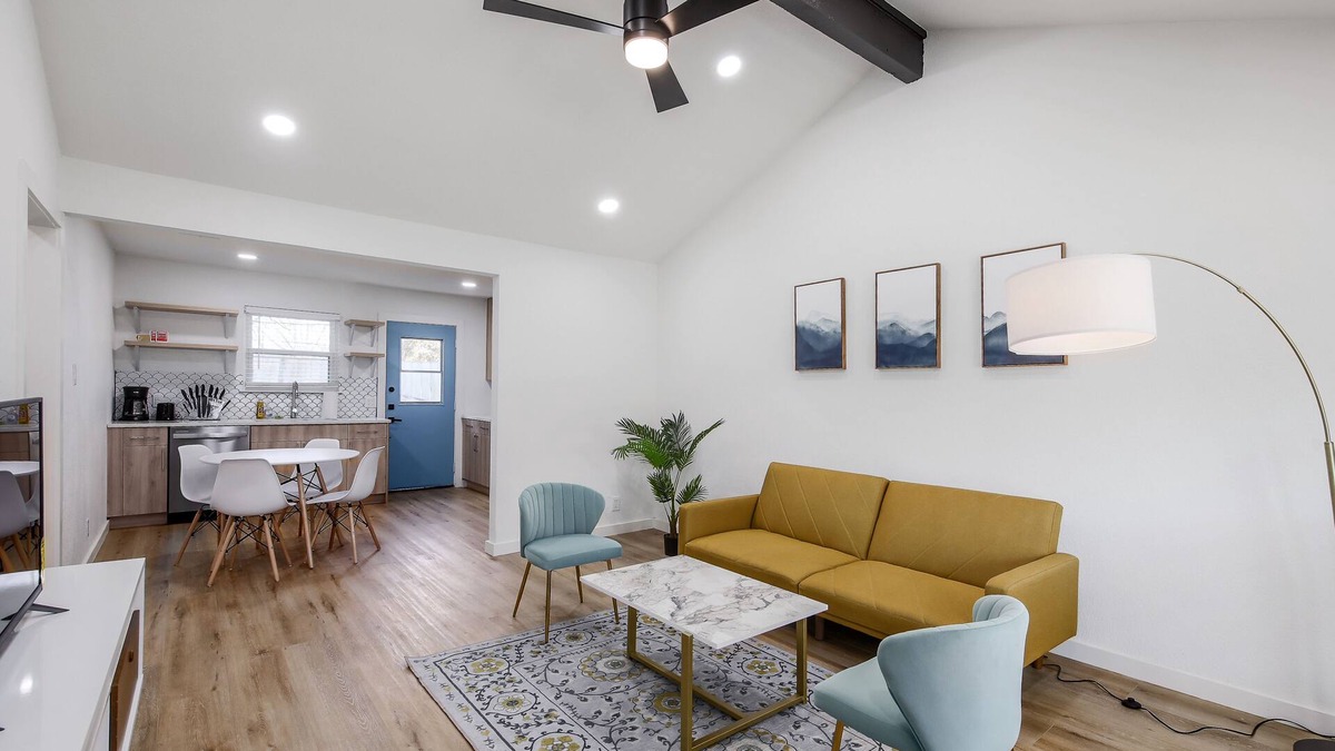 North Austin Civic Association House | Fully Updated|Super Cozy Beds|1 Acre|6min→Domain
