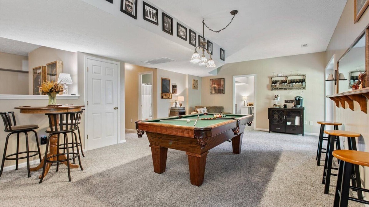 Williamsburg House | Fun and Open Space Near Everything - Pool table, Hot Tub in Williamsburg