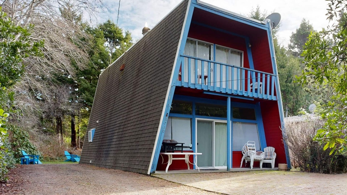 Gleneden Beach House | Fun and Unforgettable Beach House - Dog-friendly with a Great Location