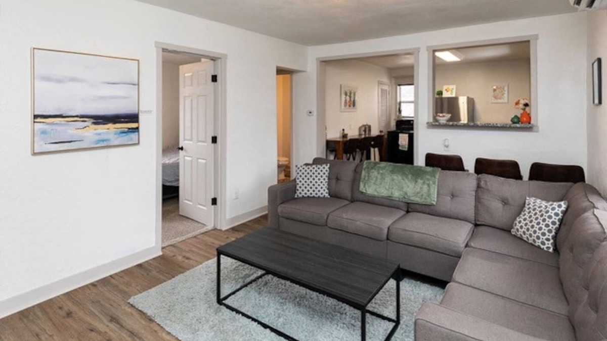 Des Moines House | Fun Backyard ~Close to Downtown~Pet Friendly~4BDRM