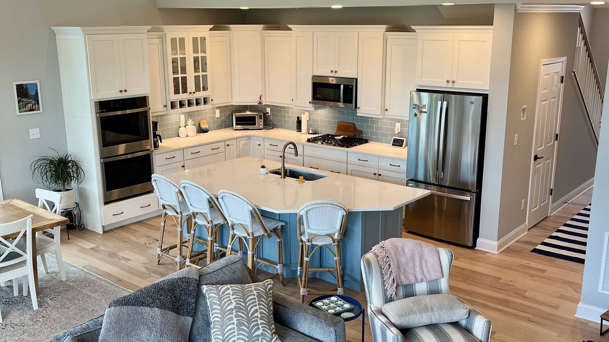 Cedar Neck House | Fun family vacation spot! 4 Bedrooms, Screened in Back Porch, Large Family Room.
