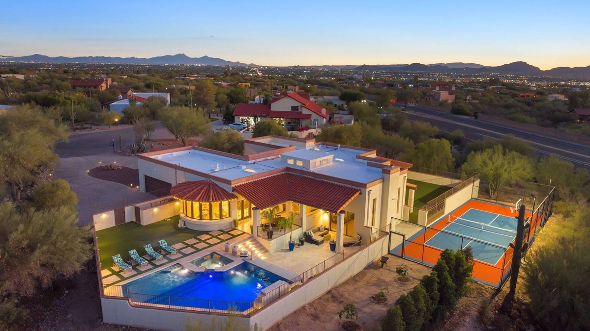 Oracle Foothills Estates House | Fun-for-all! Private Pickleball Court! Game room!