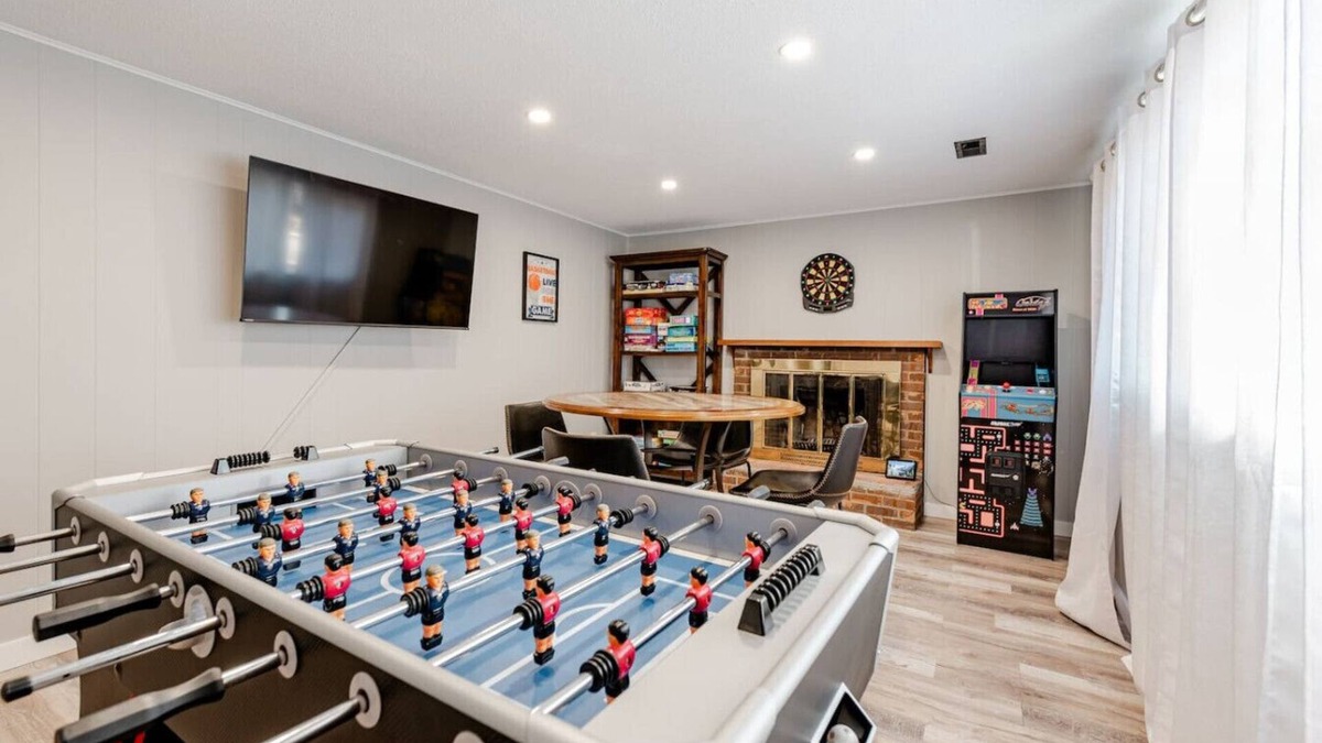 Park East House | Fun~Game Room ~ 5 min Drive to College~Family