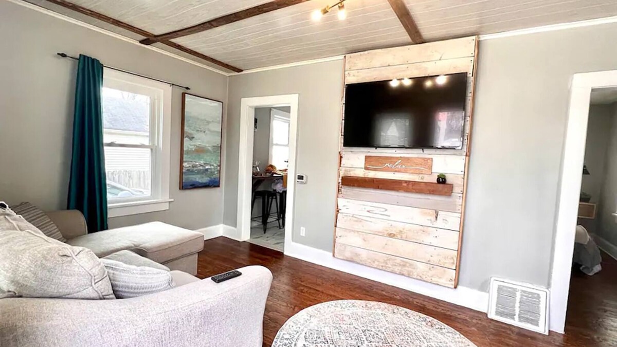 Des Moines House | Fun, group friendly house close to fair! Sleeps 8