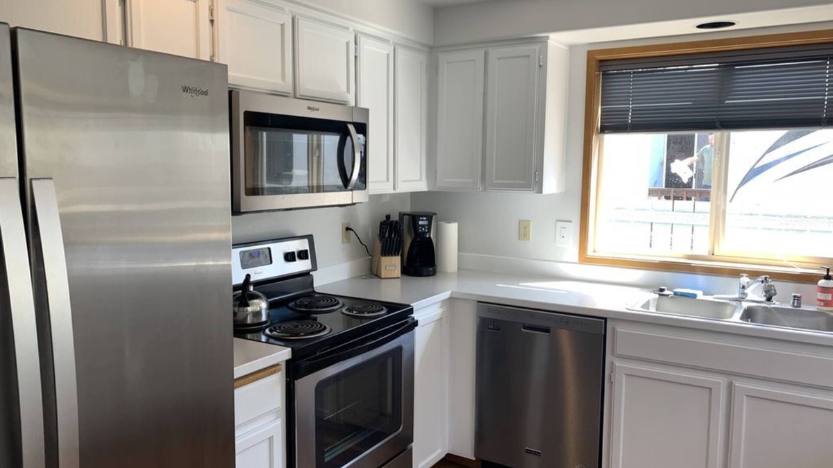 Sunland Estates House | Fun in the Sun! Columbia River, wineries, Gorge concerts - sleeps up to 8