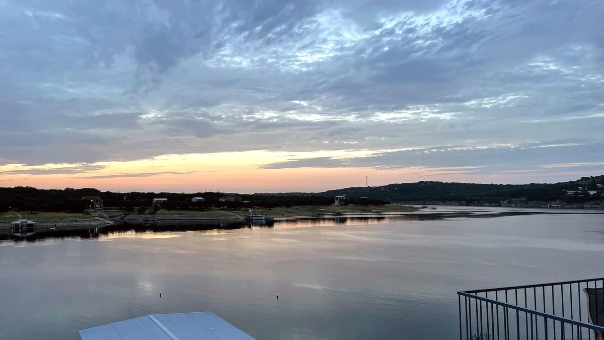 Briarcliff Condo | Fun N The Sun Lake Travis Resort 105