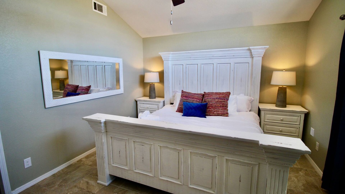 Carlsbad House | Fun New Family Extravaganza Sleeps 10 & King Beds