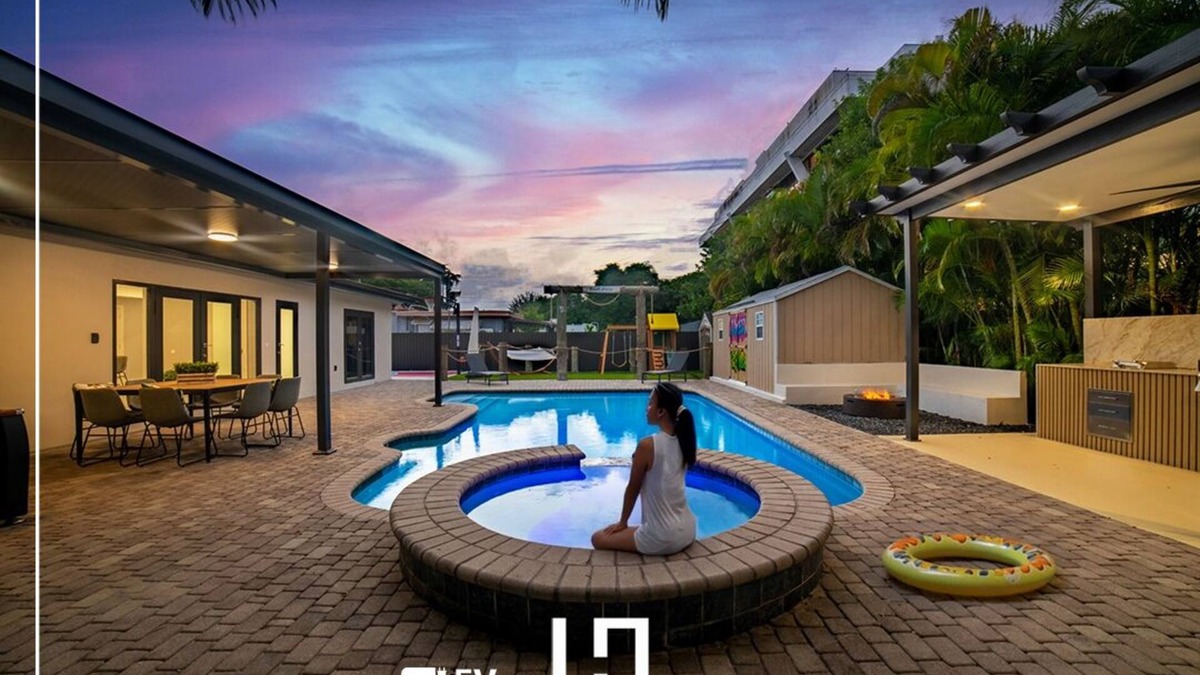 Hialeah House | Fun Retreat: 6BR Pool, Games, Jacuzzi, BBQ & More