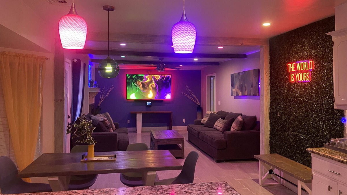 Moore House | Fun smart home with smart ambience lighting