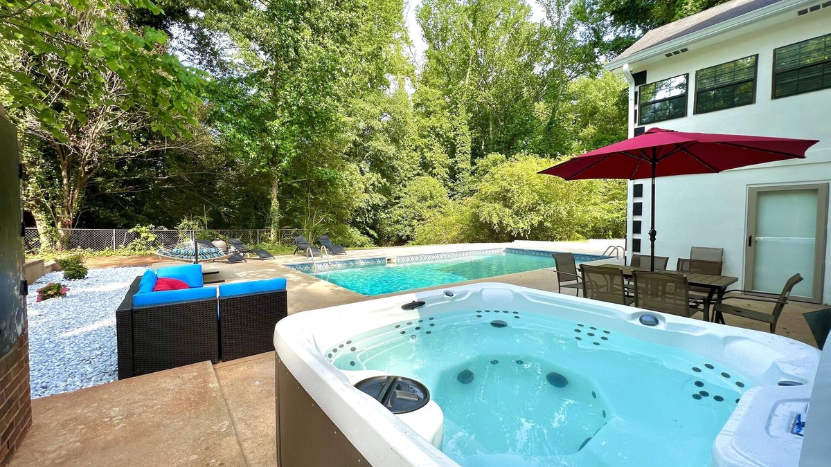 Fairburn House | Fun Spacious 3-level vacation home with Foosball,Sauna,BBQ,HotTub &SUMMER:Pool