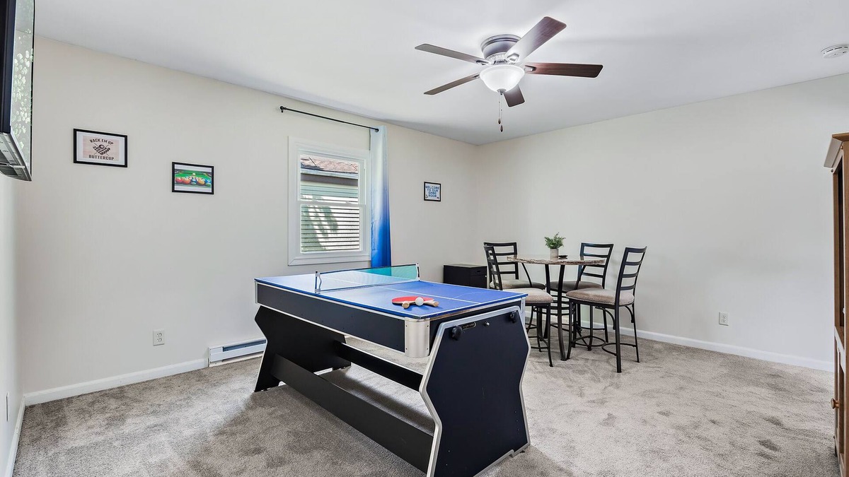 Boulder Hill House | Fun, Spacious, NO STAIRS, Garage, WIFI, Sleeps 8max – Ideal for Families & Crews
