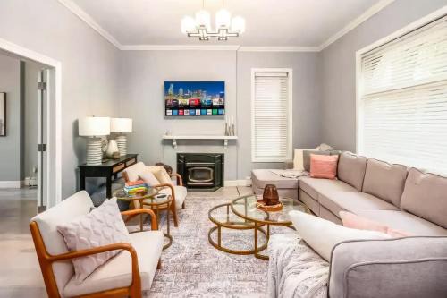 Weinland Park House | Fun upscale oasis w hot tub near OSU & Short North