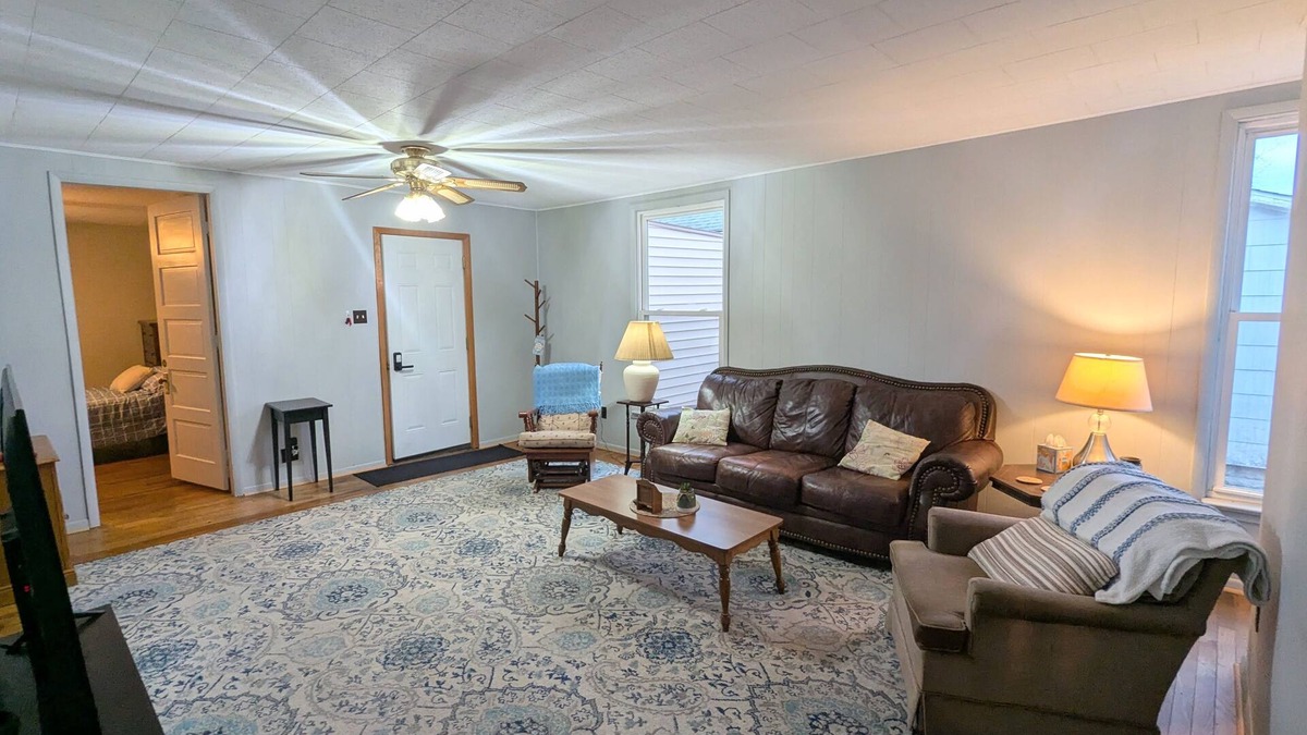 Oblong House | Functional 3 Bedroom Home Near Robinson With WIFI