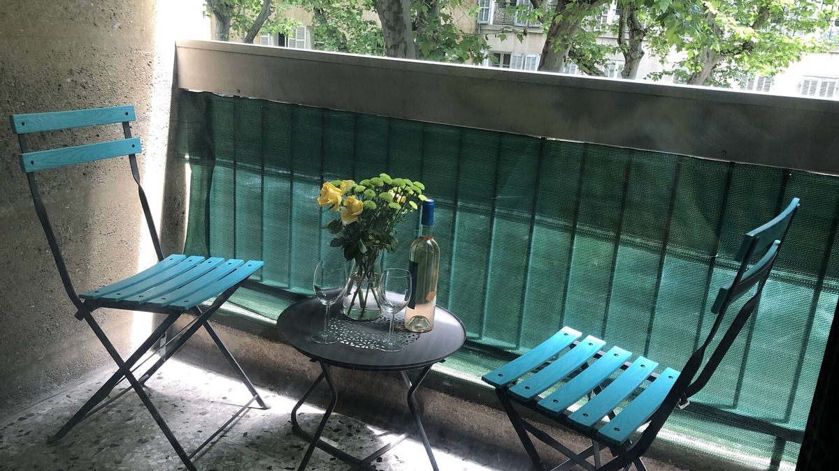 Couronne Urbaine Apartment | Functional & Chic 27 m2, bright with balcony and air-conditioning in the center of town
