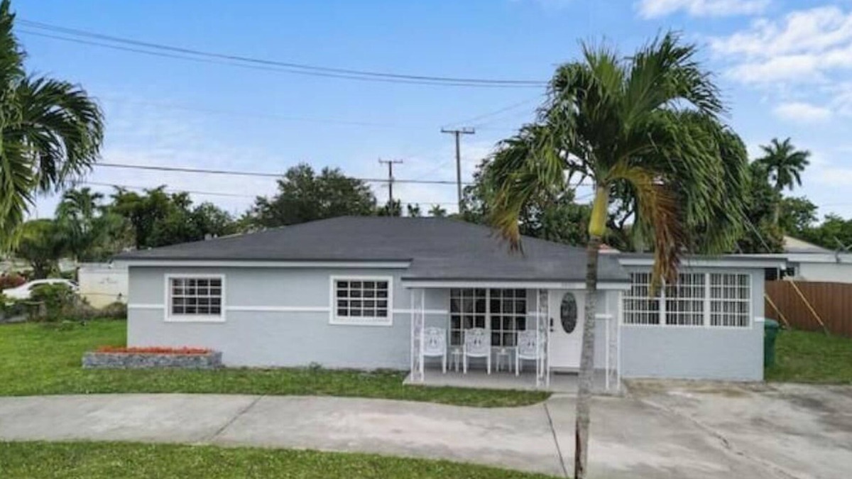 Lauderhill House | Funhouse – Pool Table, Games & South Florida Sun!"