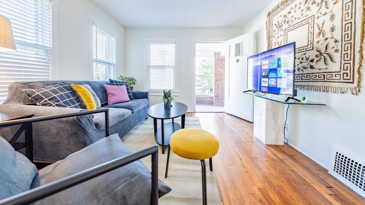Southmoreland Apartment | Funky Midtown Art Gallery Apartment