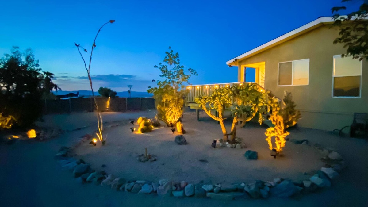 Twentynine Palms House | Funky movie House, stunning views! 4 min to Joshua Tree park, Fire Pit & Pool