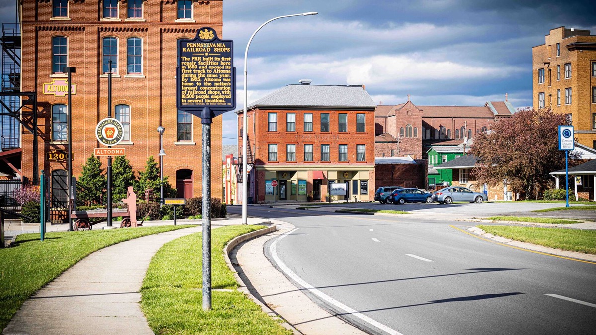 Altoona Apartment | Furn 2nd Flr 1-BR apart 8 mins to UPMC convenient location near downtown Altoona