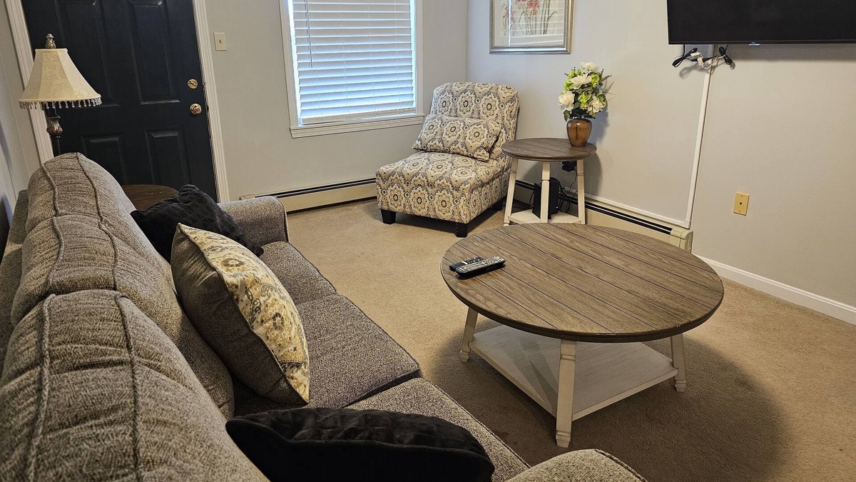 Bangor Apartment | Furnished 1-BDR, 1-Minute Drive to Northern Light Hospital. 90 day minimum stay.