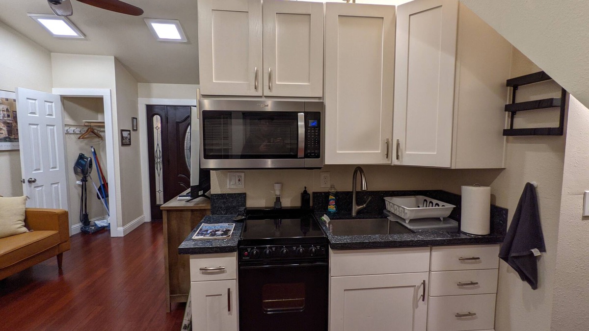 Placerville Apartment | Furnished 1 bedroom above garage, Deck, A/C, downtown Placerville.