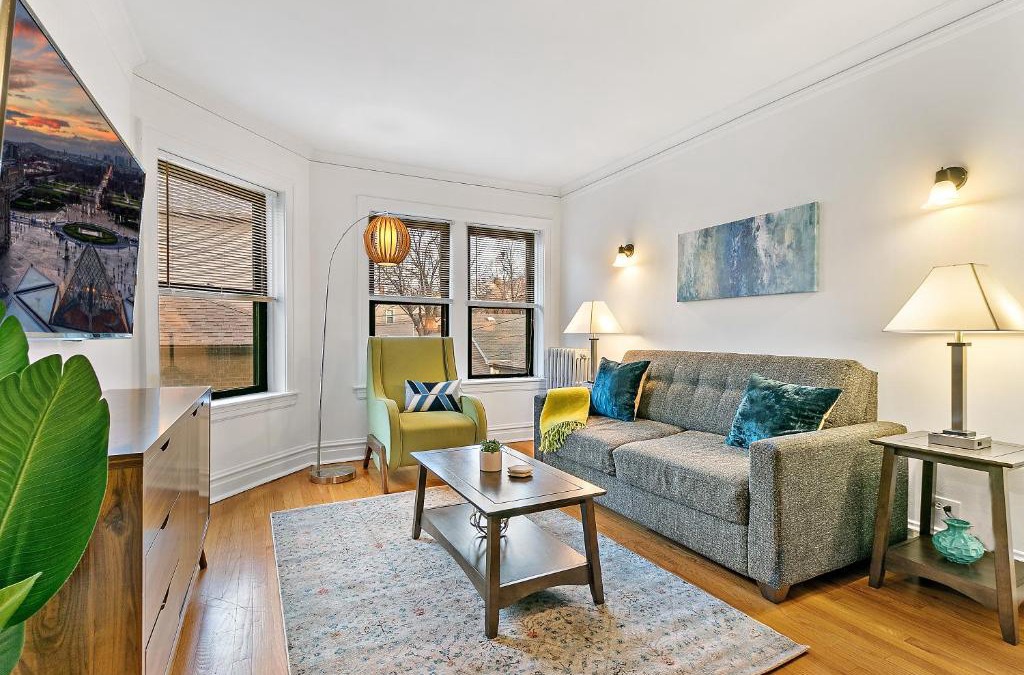North Center Apartment | Furnished 1BR Apt with Natural Light & King Beds - Larchmont ALL REP