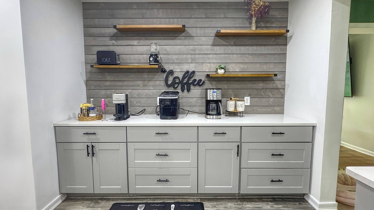 East Stroudsburg House | Furnished 2BR w/Big Kitchen, Office, Fast Wi-Fi, Pet-Friendly & Great TV