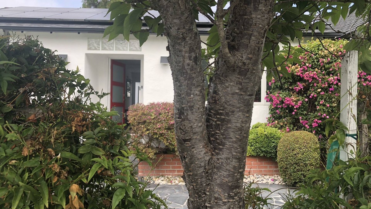 El Segundo House | Furnished beach guest house for monthly rentals. 5 min walk to the sandy beach.