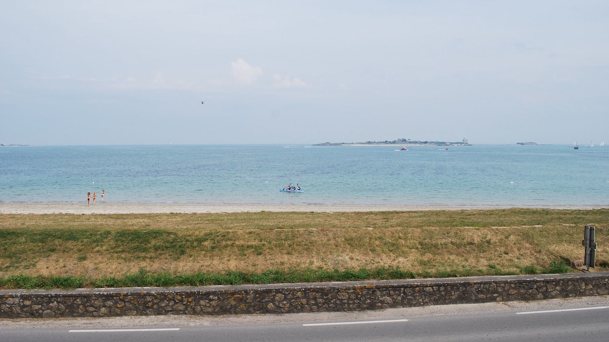 Saint-Vaast-la-Hougue Apartment | Furnished * in Saint-Vaast-la-Hougue facing the sea and the island of Tatihou