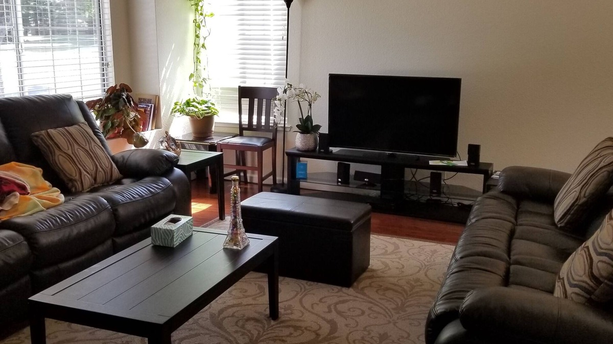Hood House | Furnished queen bedroom